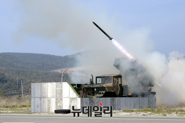 ▲ 연평도에서 훈련하는 육군의 다련장로켓 구룡.ⓒ해병대