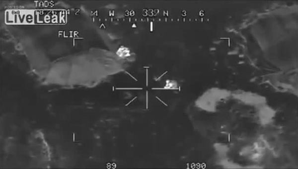 ▲ AH-64 아파치 헬기가 야간에 산악지역에서 탈레반을 공격하는 영상의 한 장면. 해당 영상을 보면 탈레반은 속수무책으로 사살당한다. ⓒ라이브리크 영상 캡쳐