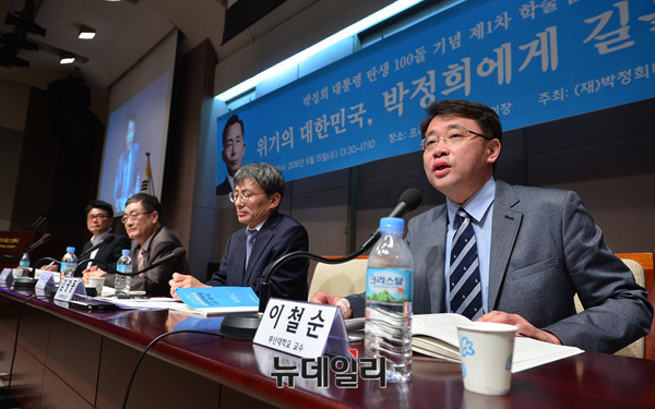 ▲ 토론하는 이철순 교수 ⓒ 뉴데일리 정상윤 기자