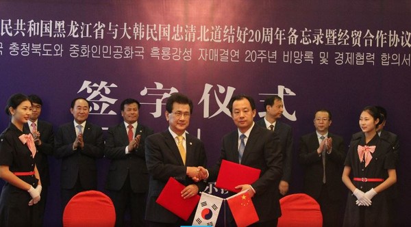 ▲ 이시종 충북도지사가 15일 중국 흑룡강성 왕셴쿠이 당서기와 자매 20주년 기념 합의각서를 교환하고 있다.ⓒ충북도