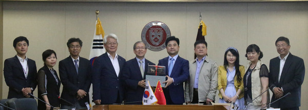 ▲ 사진 왼쪽부터 황태환 충북대 국제교류본부 주무관, 최은희 사무국장, 김도태 국제교류본부장, 노병호 대외협력연구부총장, 윤여표 충북대 총장, 여명 호경그룹 이사장, 여초 호경그룹 부이사장 총재, 요남서 호경그룹 이사장 비서, 심홍 서북대학 중한교육중심 주임, 동평 삼서복장공정학원 건축대학 원장 박사.ⓒ충북대