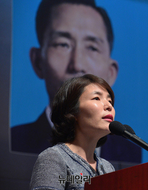 ▲ 박정희대통령기념재단은 15일 서울 중구 한국프레스센터에서 '위기의 대한민국, 박정희에게 길을 묻다'라는 주제로 제1회 학술심포지엄을 개최했다. 이날 전희경 새누리당 의원은 2부 토론회 시작 전 축사를 맡아 "박정희 대통령이 역사 속에서 그 공을 제대로 인정받길 바란다"고 전했다. ⓒ뉴데일리 정상윤 기자