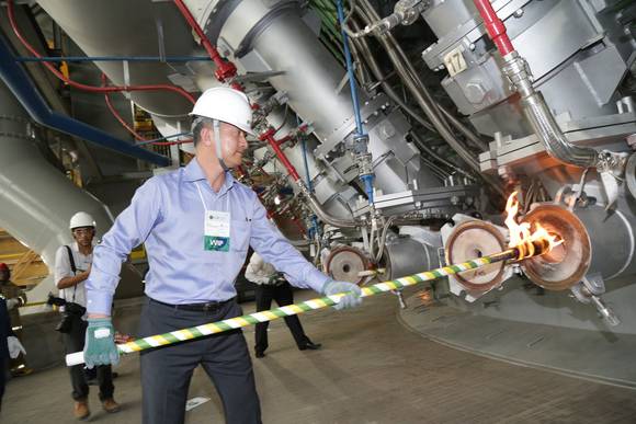 ▲ 장세욱 동국제강 부회장이 한국기업으로는 처음으로 브라질 쎄아라(Ceara)주 뻬셍(Pecem) 산업단지에 있는 CSP 제철소를 건설하고, 10일 용광로에 첫 불씨를 넣고 있다. ⓒ동국제강