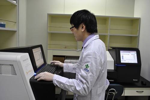 ▲ 산모의 팔에서 채혈한 혈액을 통해 태아 DNA를 분석하는 지-니프트 검사.ⓒ녹십자지놈 제공