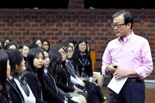 ▲ 지난 3월 저축은행중앙회가 처음으로 대전신일여중고와 1사1교 금융교육 자매결연을 맺고 이순우 중앙회장이 특별강연을 진행했다.ⓒ저축은행중앙회