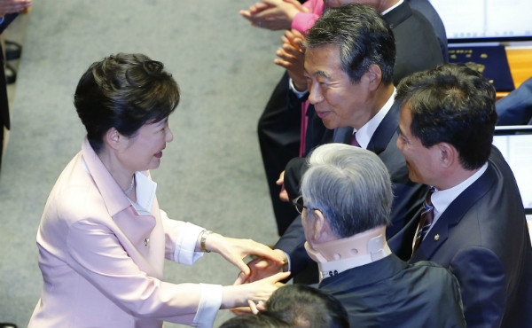 ▲ 새누리당 정종섭 의원이 지난 13일 국회 개원식에 참석해 연설한 박근혜 대통령과 악수를 나누고 있다. 국내 최고 권위의 헌법학자이며 현 정부에서 행정자치부장관을 지낸 바 있는 정종섭 의원은 연내 통치구조 개편을 통한 이원집정부제 개헌이 필요하다는 입장을 피력했다. ⓒ국회 사진공동취재단