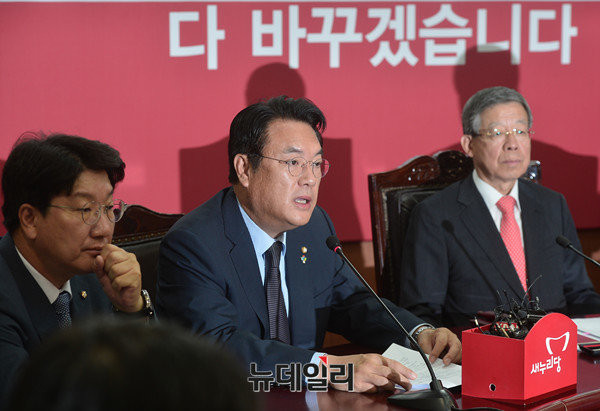 ▲ 새누리당 정진석 원내대표가 비상대책위원회의에서 모두발언을 하고 있다. 정진석 원내대표는 16일 여의도 당사에서 열린 비상대책위원회의에서 87년 체제는 수명을 다했지만 개헌 논의는 별도 개헌특위가 아닌 국회 정개특위에서 논의하는 게 바람직하다는 입장을 밝혔다. ⓒ뉴데일리 정상윤 기자