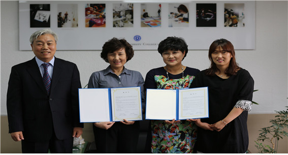 ▲ 청주대 예술대학 도정님 학장(왼쪽 두번째)과 청주여고 이용순 교장(왼쪽 세번째)이 협약을 체결한 뒤 포즈를 취했다.ⓒ청주대