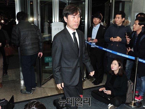 ▲ 새누리당 부산시당위원장을 맡고 있는 하태경 의원이 16일, 총선 참패의 원인을 분석한 부산시당 혁신위원회의 보고서를 김희옥 혁신비상대책위원장에 전달했다. ⓒ뉴데일리 이종현 기자