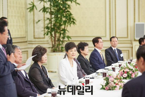 ▲ 박근혜 대통령이 16일 청와대에서 열린 국가유공자 및 보훈가족과의 오찬에 참석하고 있다. ⓒ뉴데일리