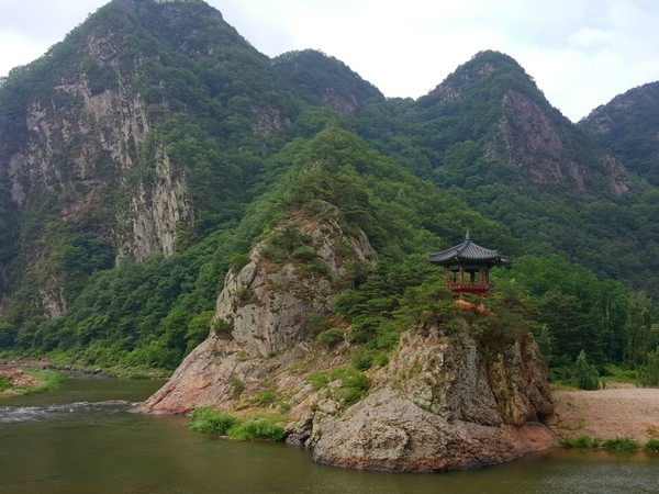 ▲ 충북 영동군 황간면에 있는 월류봉 모습.ⓒ영동군