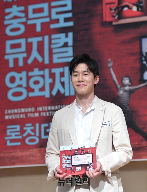 ▲ 홍보대사 임명패 든 배우 김무열 ⓒ 뉴데일리 정상윤