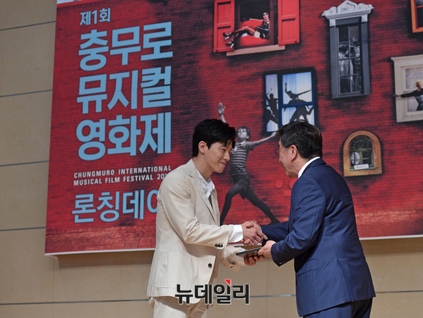 ▲ 김승업 공동위원장이 배우 김무열에게 홍보대사 임명패를 수여하고 있다  ⓒ 뉴데일리 정상윤