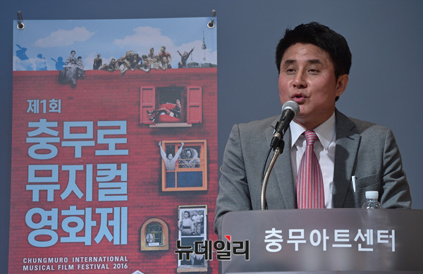 ▲ 사회 맡은 김홍준 예술감독 ⓒ 뉴데일리 정상윤