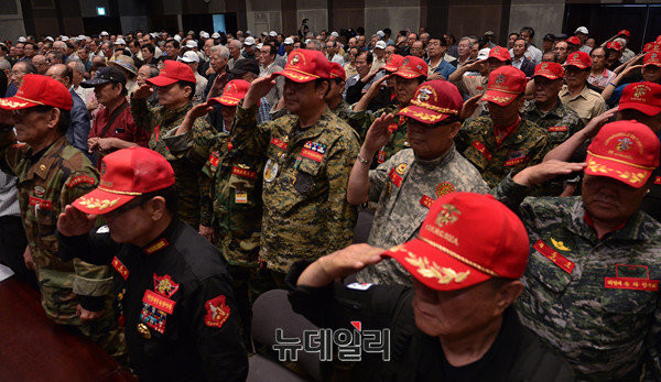 ▲ 국민행동본부, 해병대전우전국총연맹, 대한민국예비역장교연합회는 16일 서울 중구 프레스센터에서 '核안보국민전선' 출범대회를 열었다. 출범대회에 참석한 해병대 예비역 해병대전우전국총연맹 회원. ⓒ뉴데일리 정상윤 기자