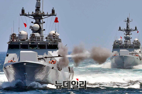 ▲ 16일 서해해상기동훈련에 참가한 해군 함정들이 함포사격을 실시하고 있다. 맨 앞은 황도현함(PKG).ⓒ해군