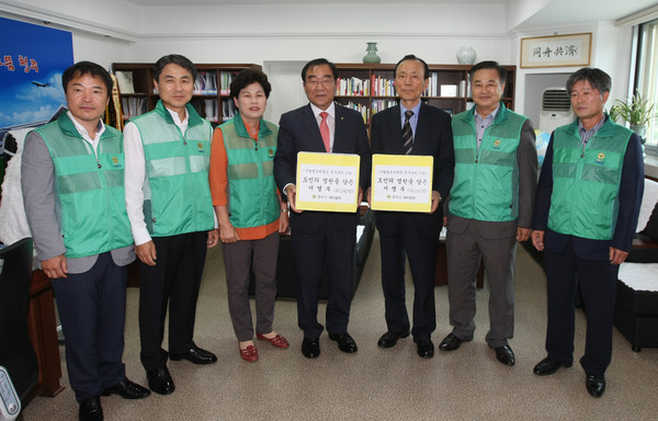 ▲ 충북 청주시새마을회가 16일 철도박물관 청주유치 기원을 담은 5만명의 서명부를 유치위원회에 전달했다.ⓒ청주시