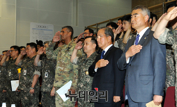 ▲ 16일 합참 주관으로 열린 합동성 강화 대토론회에 참석한 (좌측부터)브룩스 주한미군 사령관, 이순진 합참의장, 김태영 전 국방장관 모습.ⓒ