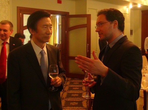 ▲ (왼쪽부터) 윤병세 외교장관이 다니엘 미토프 불가리아 외교장관과 가진 오찬 자리에서 이야기를 나누고 있는 모습.ⓒ외교부.