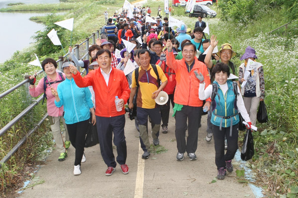 ▲ 통합청주시 2주년 기념 걷기행사가 16일 서원구 현도면 시목리에서 첫 발길을 내딛었다.ⓒ청주시