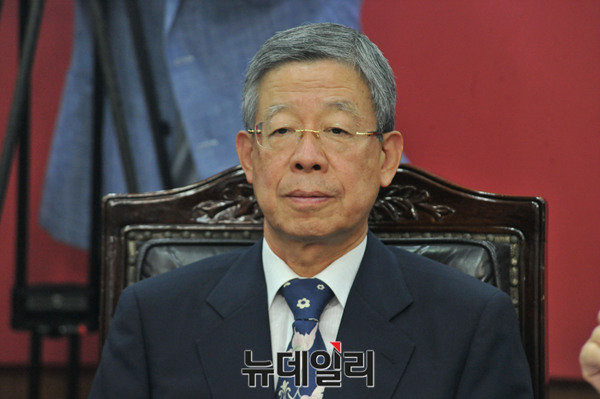 ▲ 새누리당 김희옥 혁신비대위원장이 16일 "거취문제까지도 생각해봐야 한다"고 말했다. 새누리당 혁신비대위원장으로 내정된지 20여 일 만으로, 새누리당이 '복당'문제로 인해 또다시 위기국면으로 접어드는 모양새다. ⓒ뉴데일리 이종현 기자