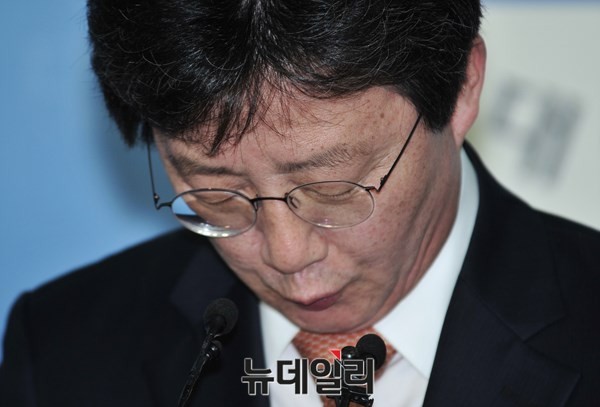 ▲ 유승민 의원이 원내대표직 사퇴 기자회견을 하는 모습. ⓒ뉴데일리