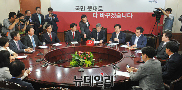 ▲ 새누리당 일각에서는 "김희옥 혁신비대위원장이 '범죄'라는 단어를 듣고 모욕감을 느껴 사퇴를 고민하게 된 것"이라고 말했다. 이에 대해 한 비대위원은 "복당 여부를 결정할 날짜를 두고 이견을 보이다 나온 말"이라고 설명했다. ⓒ뉴데일리 이종현 기자