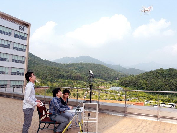 ▲ DGIST 오대건 선임연구원 연구팀이 듀얼채널 초고해상도 레이더를 활용해 드론을 탐지하는 실험을 진행하고 있다.ⓒDGIST 제공