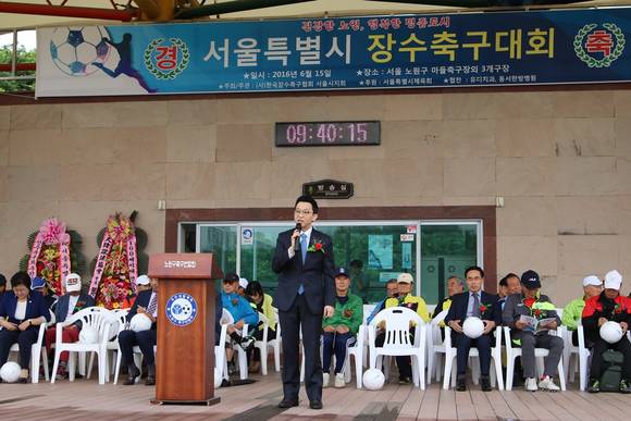 ▲ 박대윤 유디치과 대표원장이 노인들의 건강증진을 위한 ‘서울시 장수축구대회’ 개회식 축사를 하고 있다. ⓒ유디치과 제공