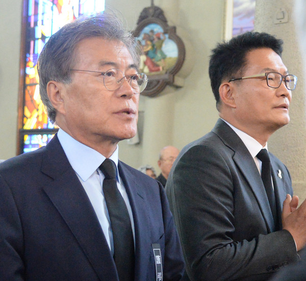 ▲ 더불어민주당 송영길 의원이 17일 YTN라디오에 출연해 "문재인 전 대표도 저를 찍어줄 거 같다"며 구애를 보내면서, 전당대회도 文心이 결정할 것이란 관측이 제기된다. 사진은 지난 2일 문재인 전 대표와 송영길 의원이 인천 답동주교좌성당에서 봉헌된 고 최기산 주교 장례미사에 참석하고 있는 모습. ⓒ뉴시스 사진DB