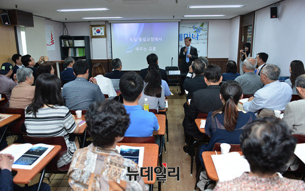 ▲ 아침일찍 세미나에 참석한 사람들 ⓒ 뉴데일리 정상윤 사진기자