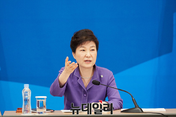 ▲ 박근혜 대통령이 17일 청와대에서 '문화관광산업 경쟁력 강화 회의'를 주재하고 있다. ⓒ뉴데일리