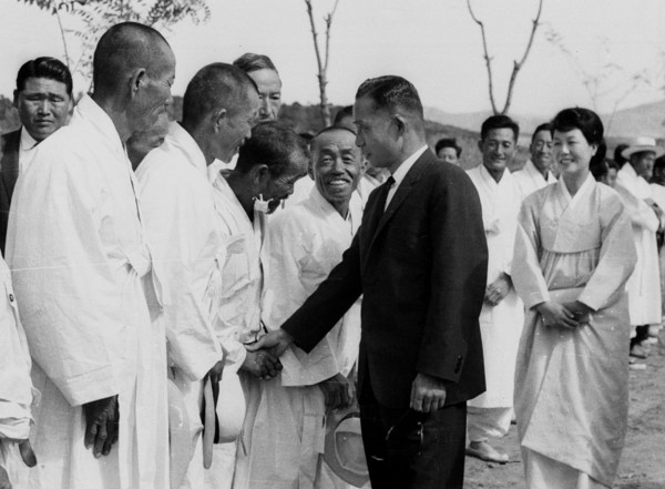 ▲ 새마을 방문 박정희 대통령 부부.