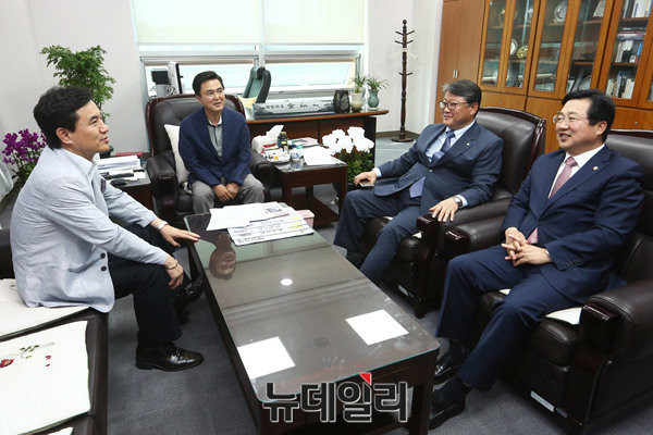 ▲ 새누리당 친박계 의원 10여 명이 17일 정진석 원내대표의 사과와 권성동 사무총장의 사퇴를 요구했다. 사진은 이날 모인 의원 중 일부. 왼쪽부터 새누리당 김진태, 김태흠, 조원진, 이장우 의원.ⓒ뉴데일리 이종현 기자