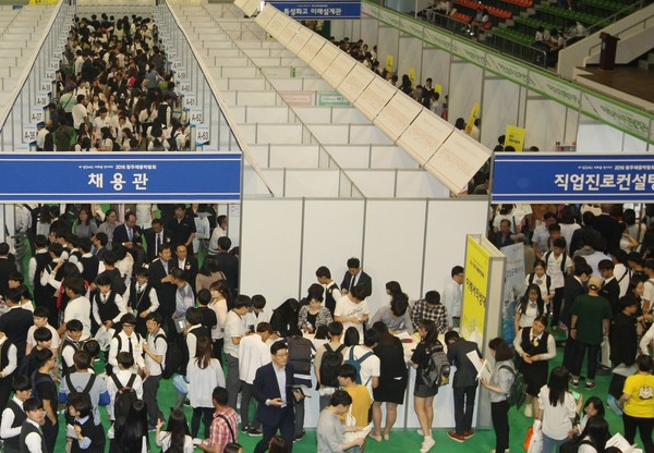 ▲ 사진은 지난 5월에 청주에서 열렸던 채용박람회 장면.ⓒ청주시