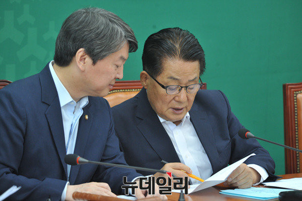 ▲ 국민의당이 17일 김수민 의원의 '억대 리베이트'에 이어 선거공보물 과다 청구 의혹을 받는 등 또다시 돈 문제로 몸살을 앓고 있다. ⓒ뉴데일리 이종현 기자