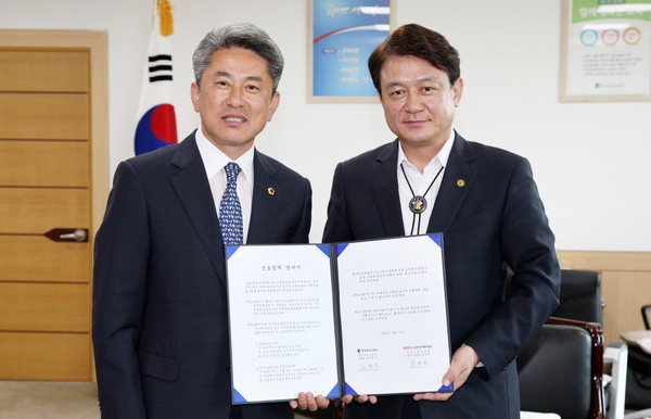 ▲ 김병우 충북도교육감(오른쪽)과 최병윤 중소기업중앙회 충북지역회장이 17일 교육발전과 지역경제 활성화 업무협약을 맺었다. ⓒ충북도교육청