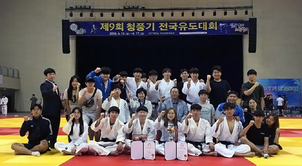 ▲ 청주대 교수와 학부모, 학생들이 17일 청풍기 전국유도대회 남자대학부 단체전에서 준우승을 차지한 뒤 대회장에서 파이팅을 외치고 있다.ⓒ청주대