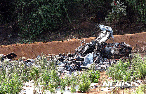 ▲ 17일 오후 전남 무안군 현경면 용정리 한 농가의 밭에 추락한 경비행기의 잔해가 처참하게 흐터져 있다. 이날 사고로 교관 등 3명이 숨졌다.  ⓒ 뉴시스
