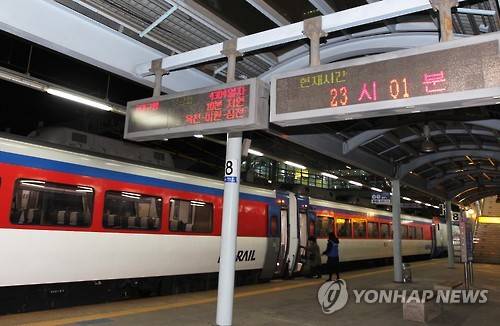 ▲ 화물열차 탈선 여파로 대전역에 멈춰선 무궁화호.ⓒ연합뉴스