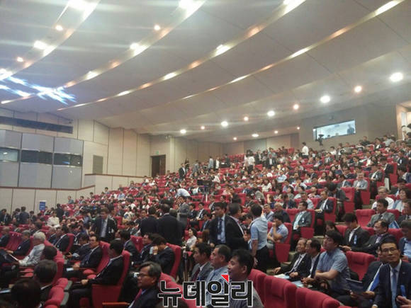 ▲ 200만 건설인이 축하하는 건설의 날 행사가 성황리에 진행됐다. 사진은 건설의 날에 참석한 건설인들 모습ⓒ뉴데일리