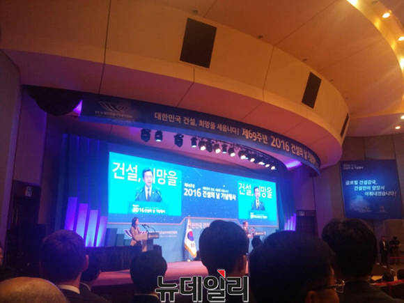 ▲ 황교안 국무총리가 건설의 날 축사를 진행하고 있다.ⓒ뉴데일리