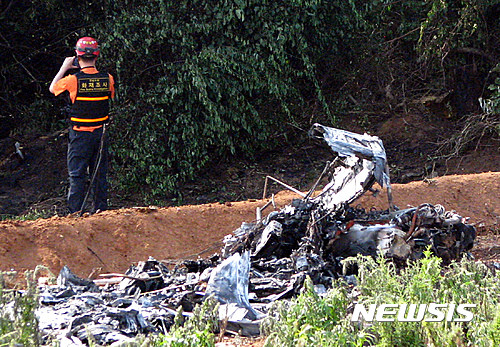 ▲ 지난 17일 오후 전남 무안군 현경면 용정리 한 농가의 밭에 추락한 경비행기 잔해가 흐터져 있다. 2016.06.17 ⓒ뉴시스