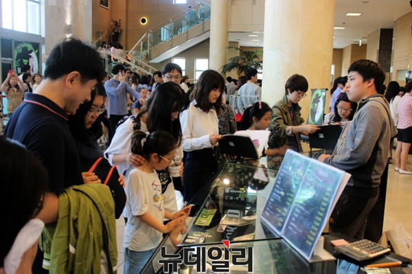 ▲ 관객들이 뮤지컬 '위키드'와 관련된 공연 기념 상품(MD)들을 구경하고 있다.ⓒ뉴데일리