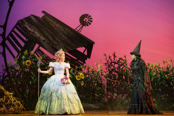 ▲ 뮤지컬 '위키드' 포토존에서 사진 촬영을 하기 위해 관객들이 줄을 서서 순서를 기다리고 있다.ⓒ뉴데일리