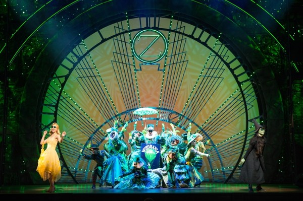 ▲ 뮤지컬 '위키드' 포토존에서 사진 촬영을 하기 위해 관객들이 줄을 서서 순서를 기다리고 있다.ⓒ뉴데일리