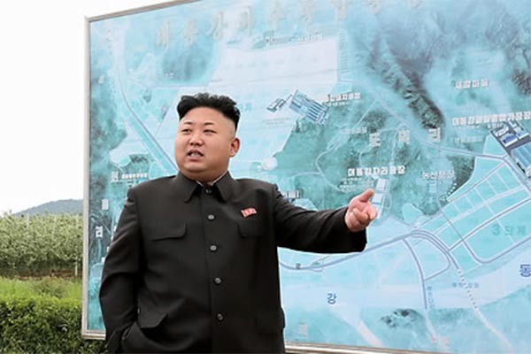 ▲ 지도 앞에 서서 거드름을 피우는 정은이. 고모부까지 '벌집'을 만든 냉혹한 살인마 정은이가 고향 '원산'을 끔찍히 챙긴다는 점은 의외다. ⓒ北선전매체 화면캡쳐