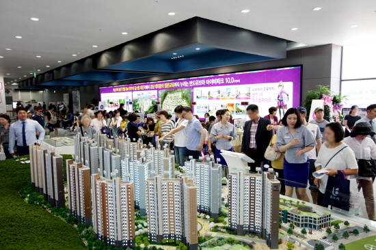 ▲ 반도유보라 아이비파크 10.0 견본주택을 관람하고 있는 관람객들 모습. ⓒ 반도건설