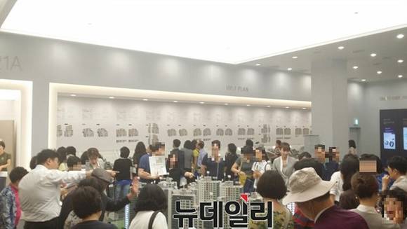 ▲ 서울 강남구 아파트 매매가격이 5년 만에 3.3㎡당 3300만원 고지를 탈환했다. 사진은 지난 3일 분양된 래미안 루체하임 모델하우스 내부 모습ⓒ뉴데일리