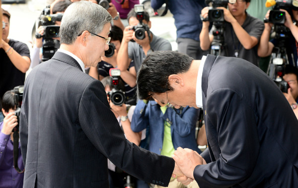 ▲ 새누리당 김희옥 비상대책위원장(사진 왼쪽)이 19일 서울 논현동 커피숍에서 정진석 원내대표(오른쪽)와 회동하고 사과를 수용하겠다는 뜻을 밝혔다. 이로써 복당 파동으로 야기됐던 당무 거부 사태가 해결책을 찾게 될지 관심이 쏠린다. ⓒ뉴시스 사진DB